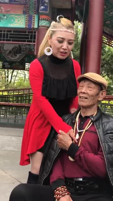 80岁网红大爷搞笑头像,网红大爷搞笑头像，揭秘岁月里的欢乐时光