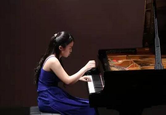 网红钢琴女孩的图片高清,网红钢琴女孩的优雅瞬间