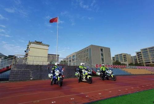 交通学校操场吃瓜,交通学校里的悠闲时光